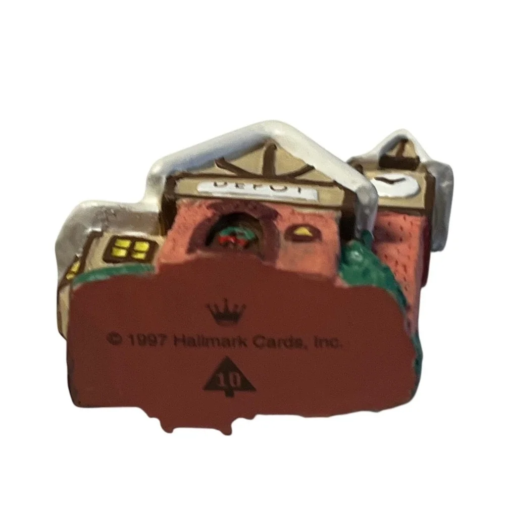 Hallmark Keepsake Ornament‎ 1997 Old English Village Depot Miniature QXM4242